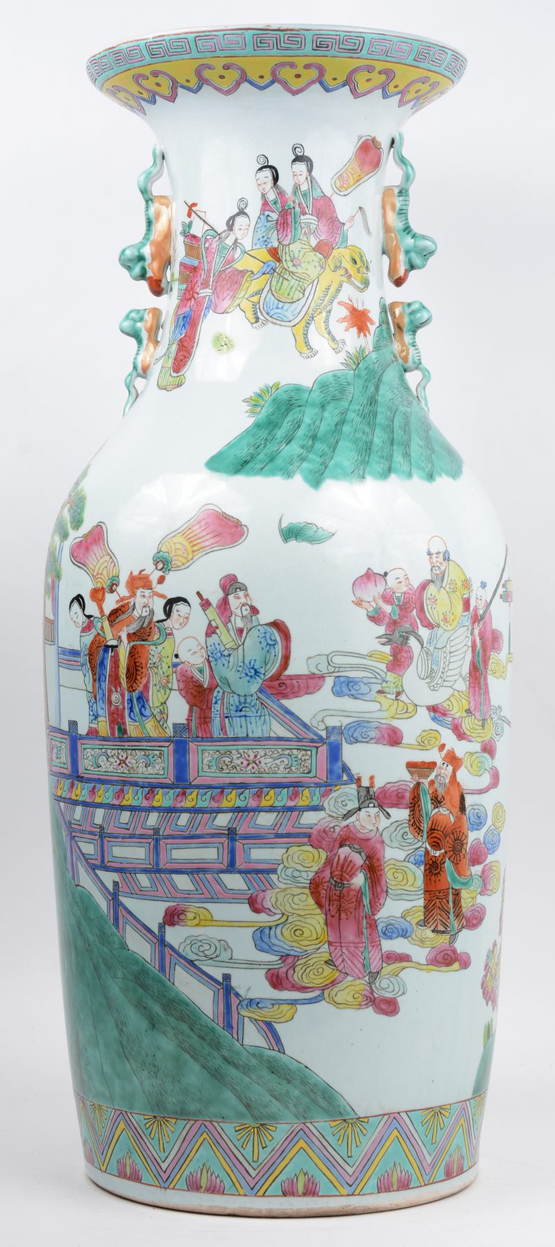 Een balustervaas van Chinees porselein met een meerkleurig decor van feetelijkheden. Onderaan gemerkt.
