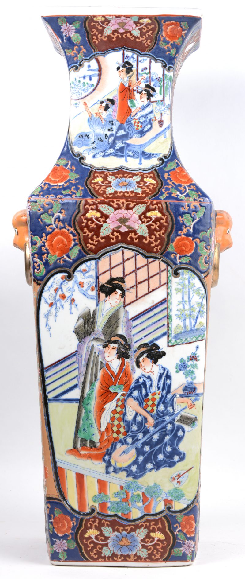 Een vierhoekige porseleinen balustervaas met meerkleurig decor van geisha’s. Onderaan gemerkt.