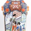 Een vierhoekige porseleinen balustervaas met meerkleurig decor van geisha’s. Onderaan gemerkt.