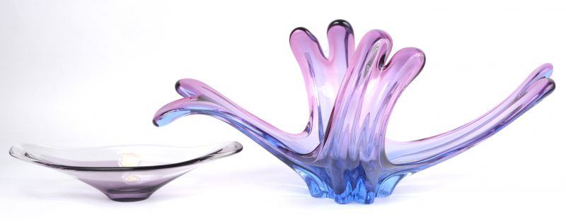 Twee paars glazen designschalen, waarbij één Italiaanse en één Franse