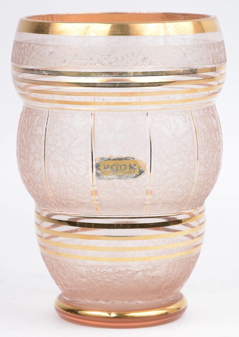 Een vaas van roze Booms glas met vergulde motieven. Gemerkt.