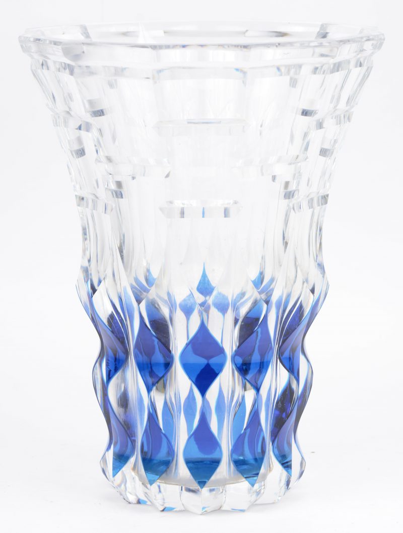 Een grote vaas van geslepen kleurloos en blauw kristal. Onderaan gemerkt.