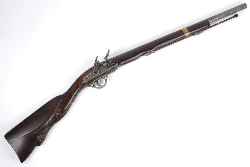 Een kunststof replica van een XVIIIe eeuws vuursteenpistool.