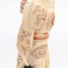 Een geisha van gesculpteerd en deels gepolychromeerd ivoor. Onderaan gesigneerd.