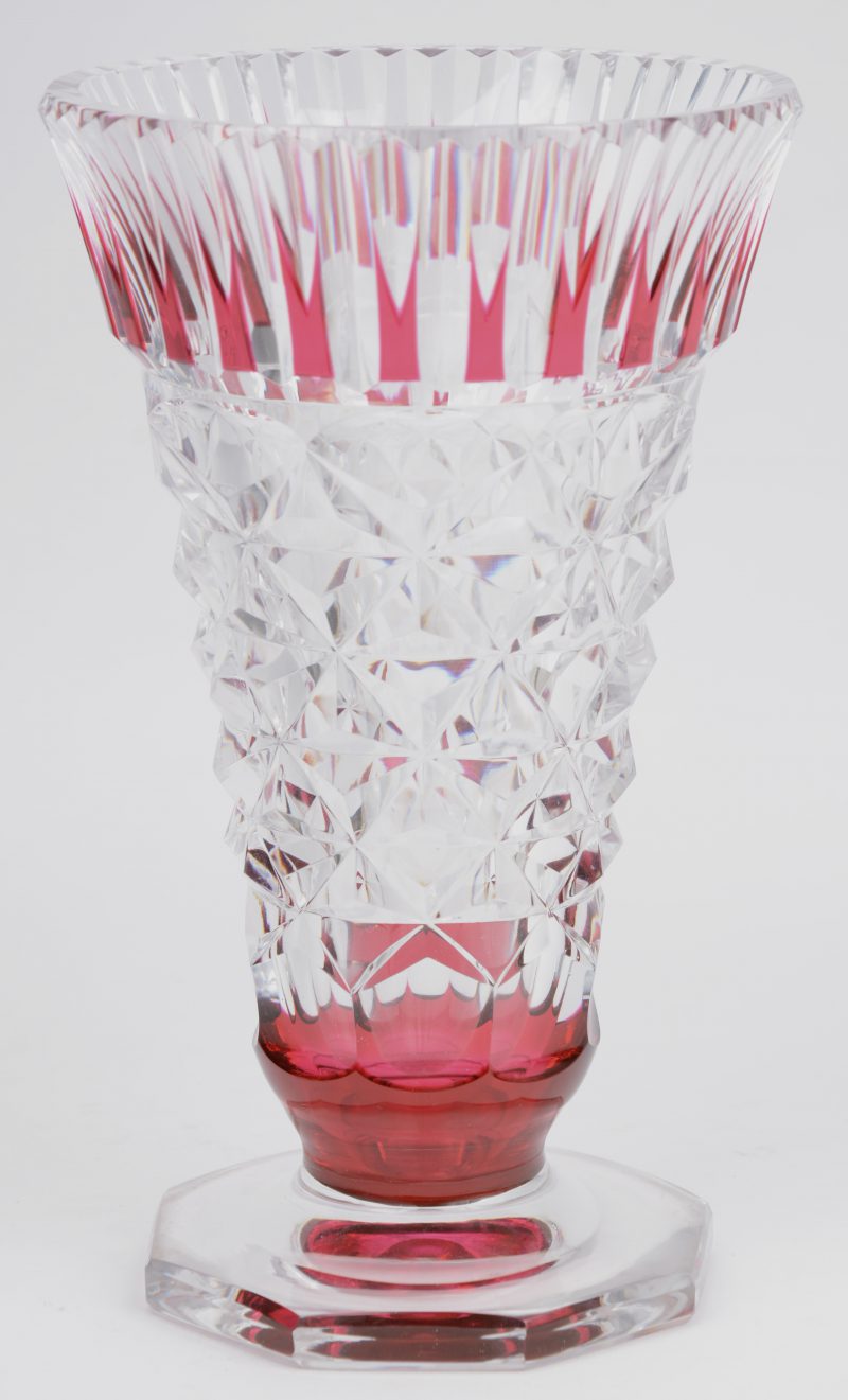 Een geslepen kristallen vaas deels rood gekleurd in de massa. Gesigneerd.