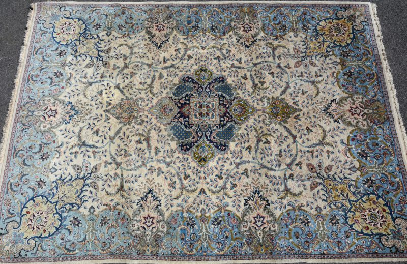 Een handgeknoopte Perzische wollen tapijt.