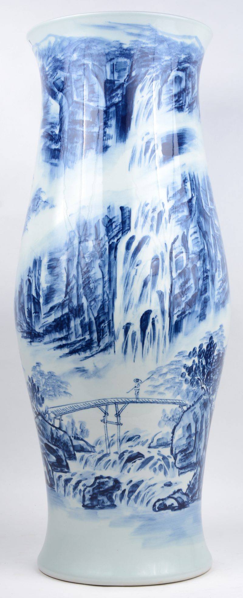 Een vaas van Chinees porselein met blauw op witte landschapsdecors. Bovenaan getekend.