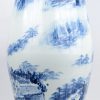 Een vaas van Chinees porselein met blauw op witte landschapsdecors. Bovenaan getekend.