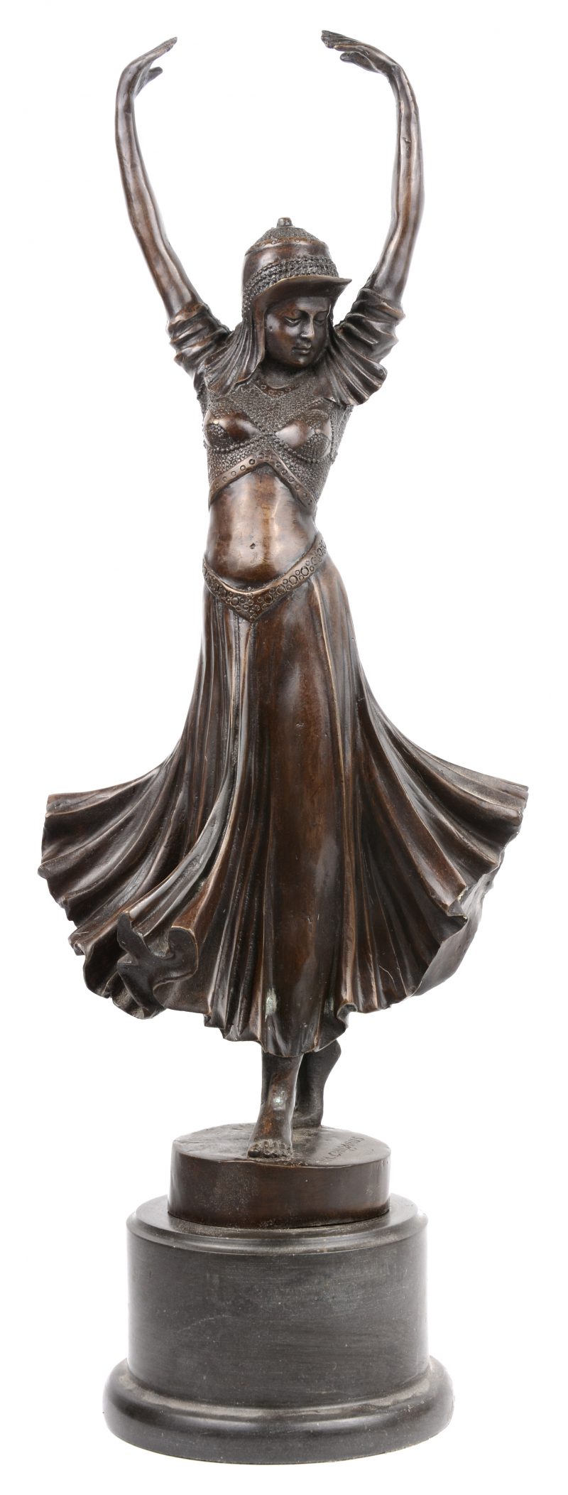 “Danseres”. Een bronzen beeld naar een werk van Demetre Chiparus. Op arduinen sokkel.