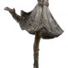 “Danseres”. Een bronzen beeld naar een werk van Demetre Chiparus. Op arduinen sokkel.