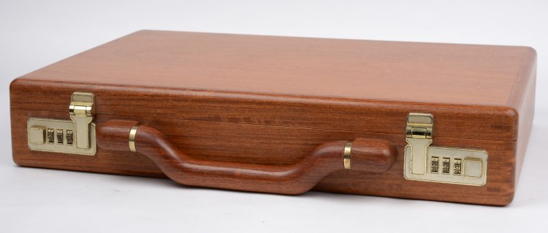 Een houten aktekoffertje. Gemerkt ‘Ray Ban’