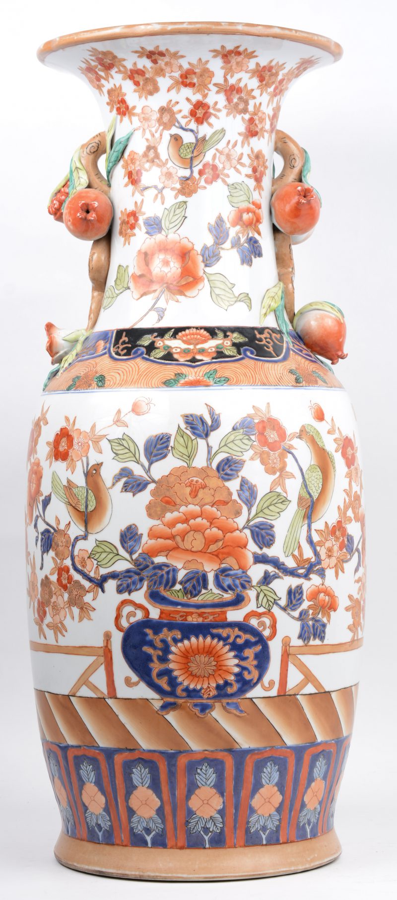 Grote Chinese porseleinen vaas met een Imari decor.