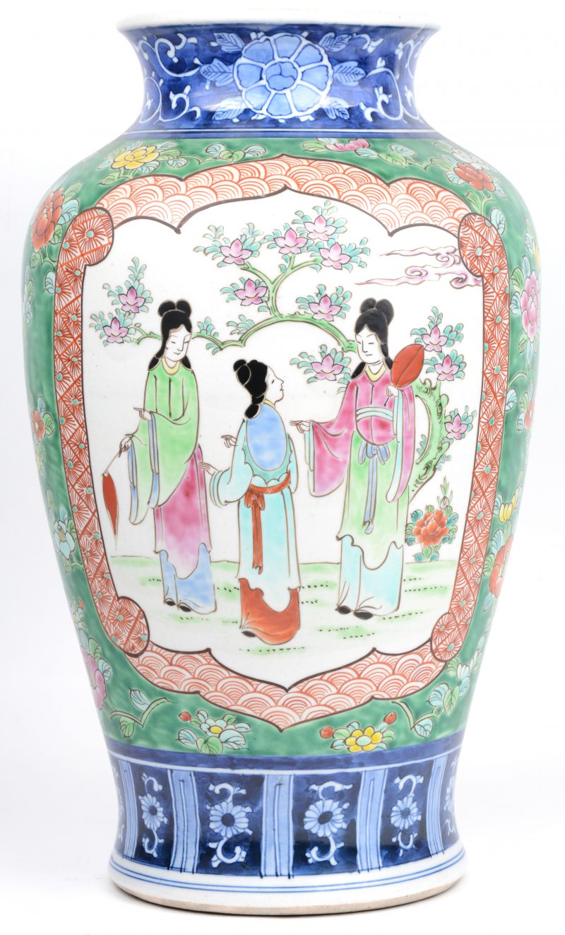 Chinese porseleinen vaas met een decor van personages op een groene fond.
