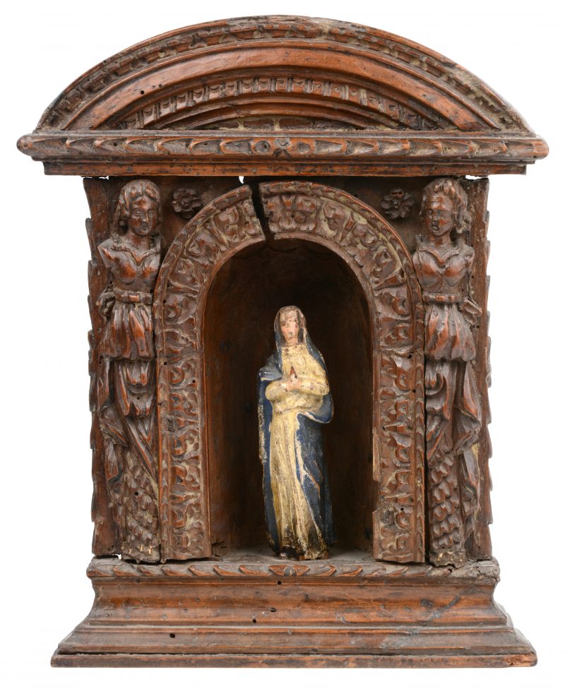 Een madonna in houten barokke lijst.