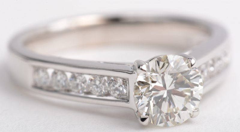 Een 18 K witgouden ring bezet met briljanten met een gezamenlijk gewicht van +- 0,36 ct. en een centrale briljant van 1,01 ct. VS1.