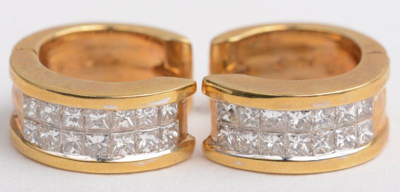 Een paar 18 K geelgouden oorbellen bezet met diamanten princess cut met een gezamenlijk gewicht van +- 0,74 ct.