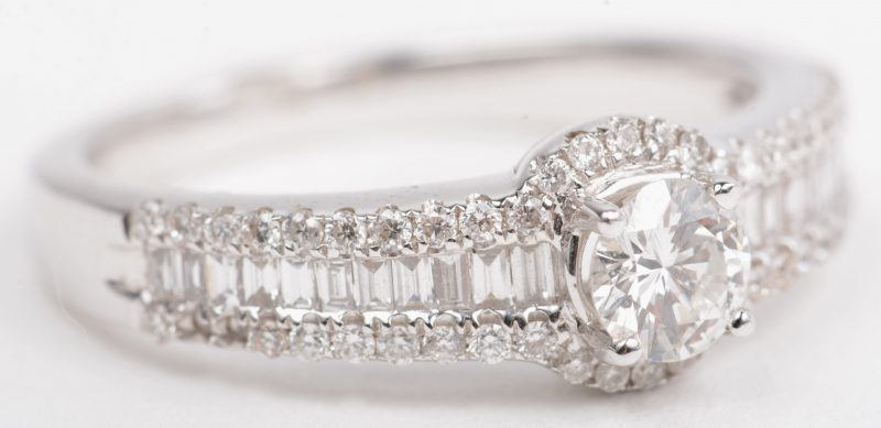 Een 18 K witgouden ring bezet met diamand baguetten en briljanten met een gezamenlijk gewicht van +- 0,79 ct.