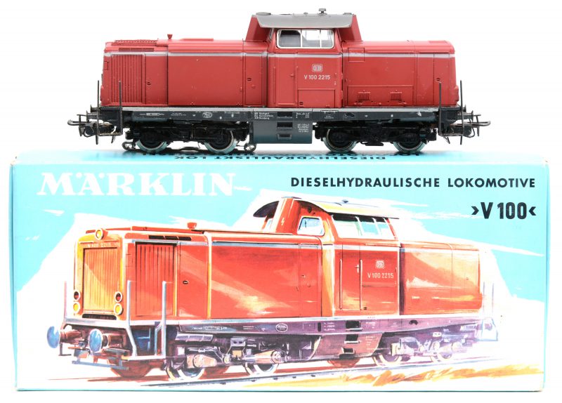 Een Baureihe V100 dieselhydraulische locomotief van de Duitse spoorwegen op schaal HO. In originele doos. Nieuwstaat.