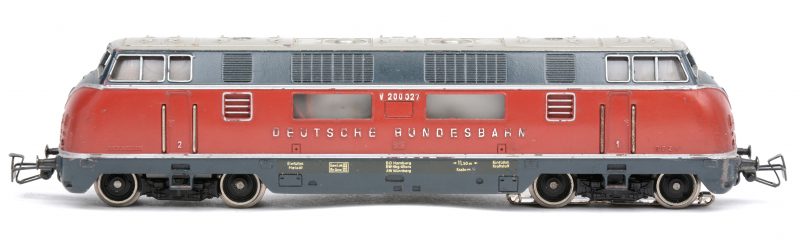 Een BR 220 diesellocomotief van de Duitse spoorwegen op schaal HO. Omschakelrelais defect. (Rijdt in 1 richting)