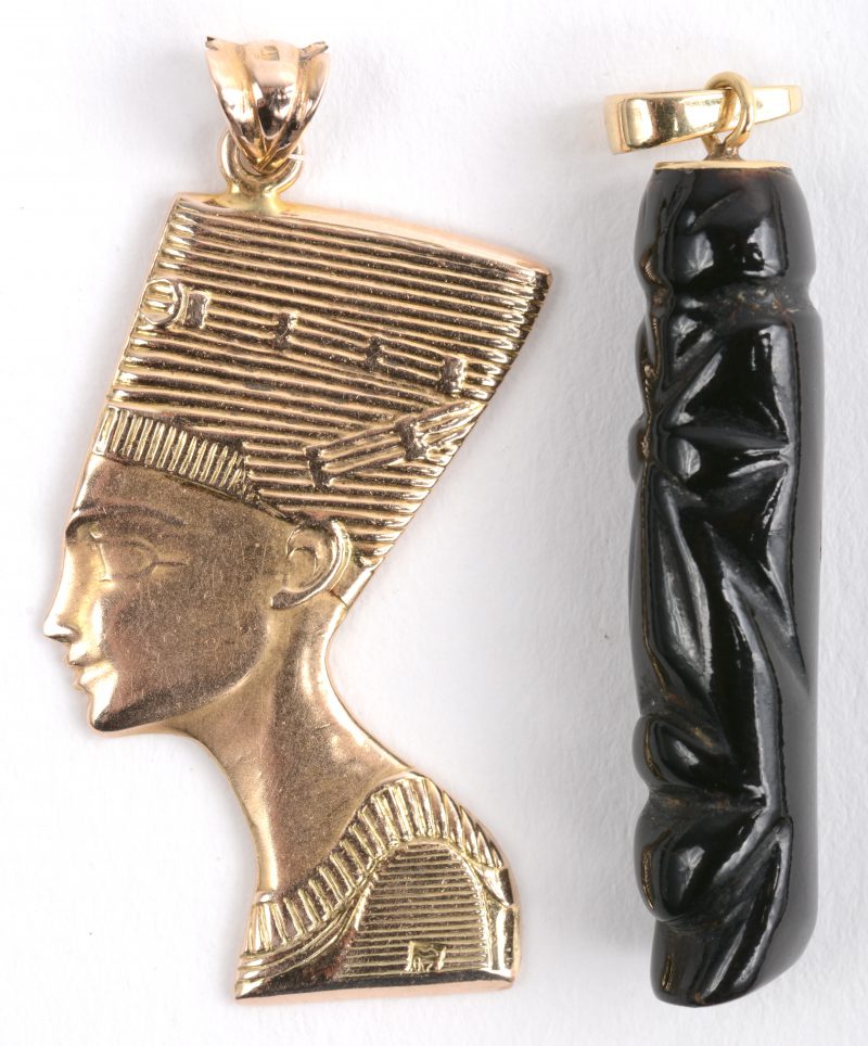 “Nefertete”. Een 14 K geelgouden hanger 6,22 g en een masker met 18 K geelgouden hanger.