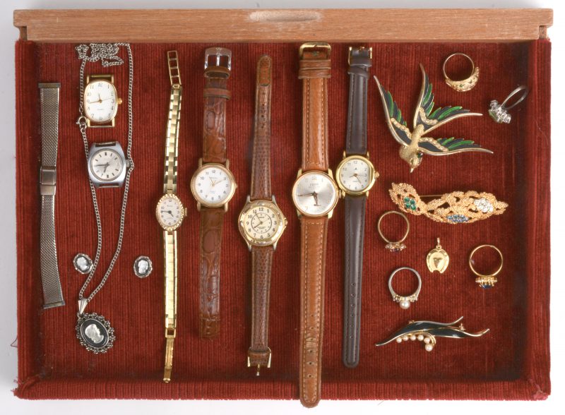Een lot fantasiejuwelen waaronder zeven horloges en drie broches. e.a.