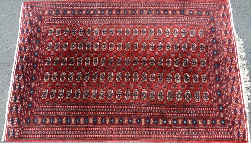 Een handgeknoopt Mori Bochara tapijt.