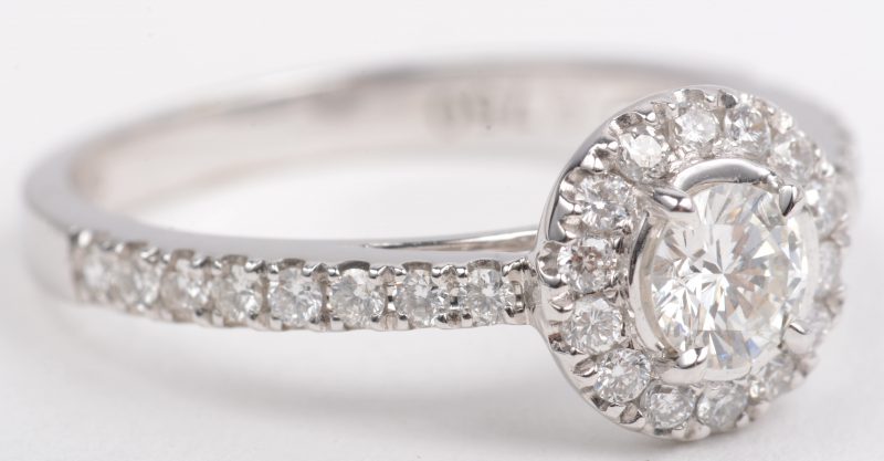Een 18 K witgouden ring bezet met briljanten met een gezamenlijk gewicht van +- 0,57 ct.