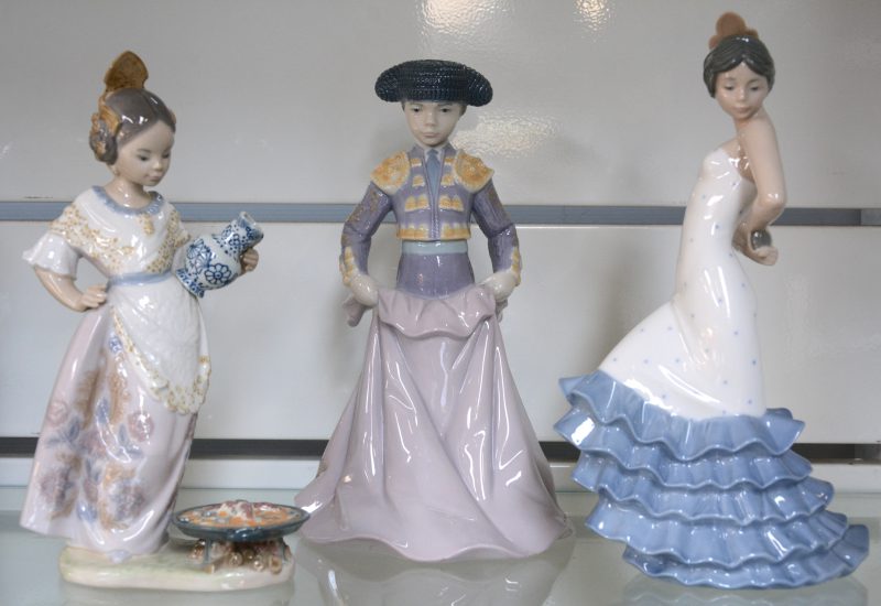 “Torero”; “Flamenco-danseres” & “Vrouw met kruik bij paella-pan”. Drie beeldjes van meerkleurig Spaans porselein. Allen gemerkt onderaan.