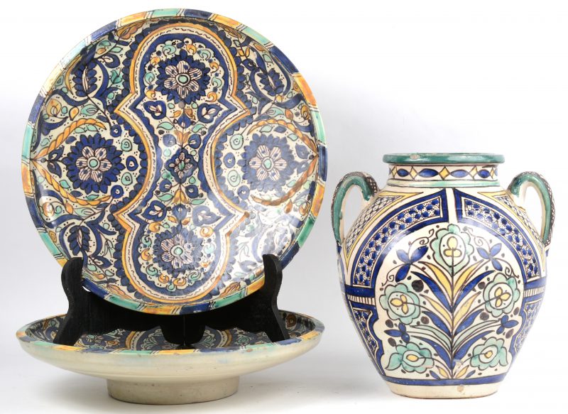 Een lot aardewerk, bestaande uit twee schotels en een vaas in Iznikstijl.