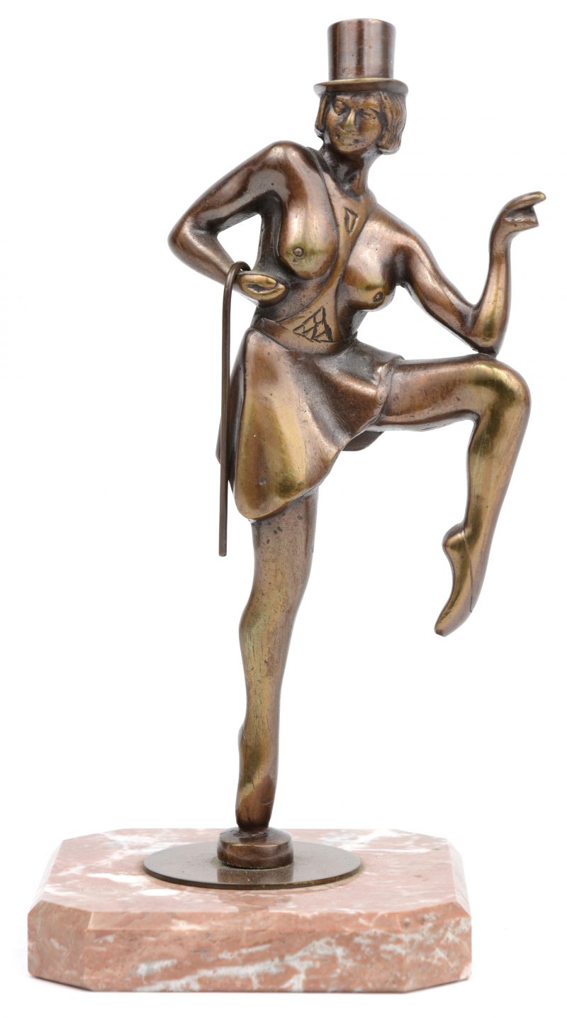 Een bronzen danseresje op marmeren voetje in de stijl van de jaren ‘20- ‘30.