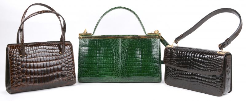 Drie diverse kroko handtassen, een groene, een zwarte en een bruine (één gemerkt Zagliani). Slijtagesporen.