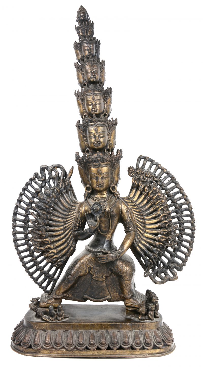 Een uit meerdere delen opgebouwde bronzen Avalokiteshvarabeeld. Op los voetstuk.