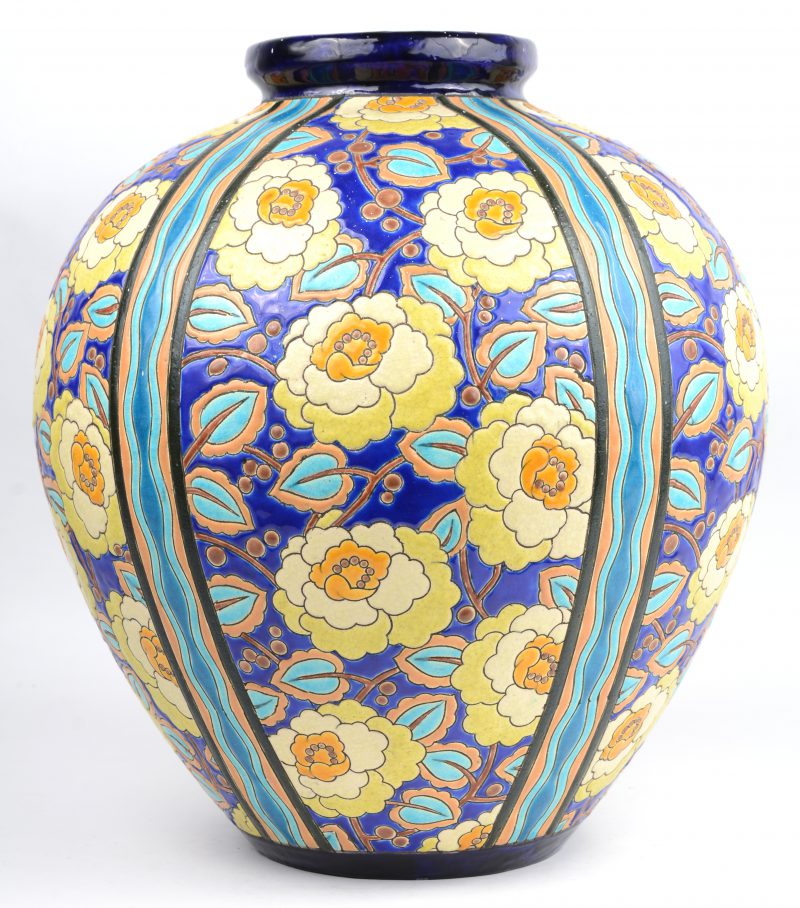 Een grote aardewerken vaas met meerkleurig reliëfdecor van bloemen. Onderaan gemerkt. Decor 2813 door Charles Cateau.