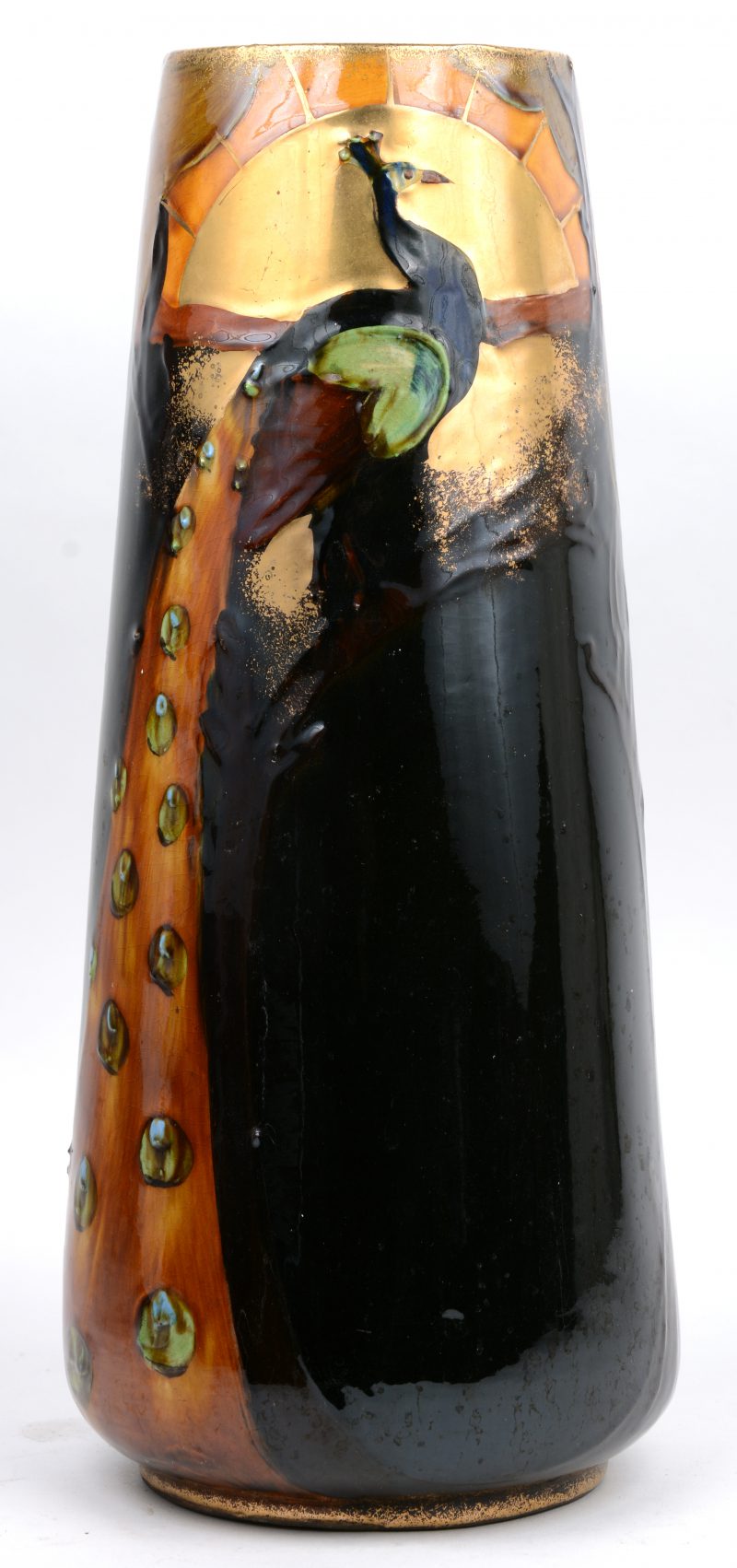 Een aardewerken vaas met meerkleurig geglazuurd ecor van een pauw.