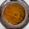 Een aardewerken vaas met meerkleurig geglazuurd ecor van een pauw.