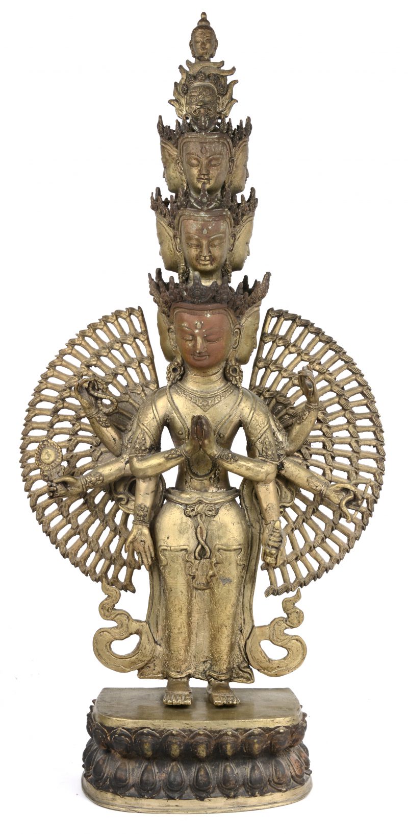 Een bronzen duizendarmige Avalokiteshvara. Op los voetstuk.