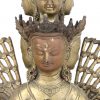 Een bronzen duizendarmige Avalokiteshvara. Op los voetstuk.