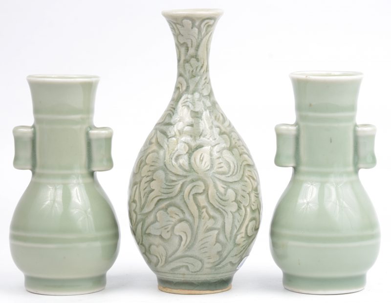 Drie vaasjes van celadon-aardewerk, aarvan er twee een paar vormen.