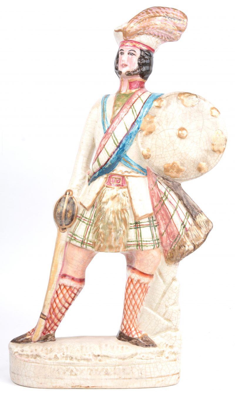 Een Schots personage van meerkleurig Stafforshire aardewerk.