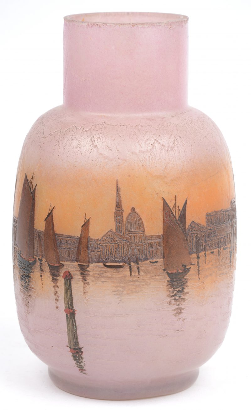 Een glazen vaasje met geëtst decor met zicht op Venetië. Gesigneerd. Lichte randschade.