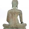 Een zittende Thaise Boeddha van brons op houten sokkel.