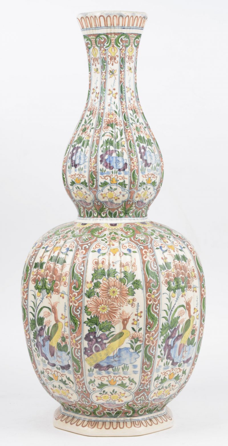 Een achthoekige geribde kalebasvaas vanmeerkleurig Delfts aardewerk. Onderaan gemerkt.