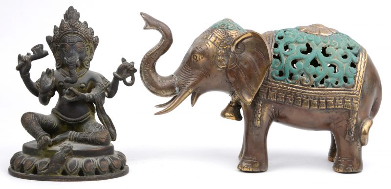 Een bronzen Ganeshabeeldje en een olifant van deels groen gepatineerd brons.