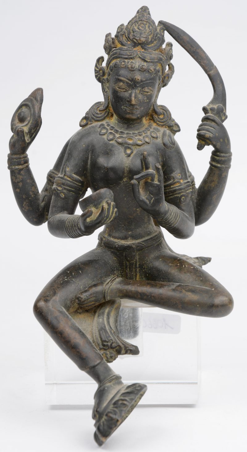 Een Hindoeïstisch bronzen beeldje van de godin Kali. Op plexiglazen sokkel gemonteerd.