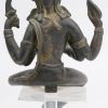 Een Hindoeïstisch bronzen beeldje van de godin Kali. Op plexiglazen sokkel gemonteerd.