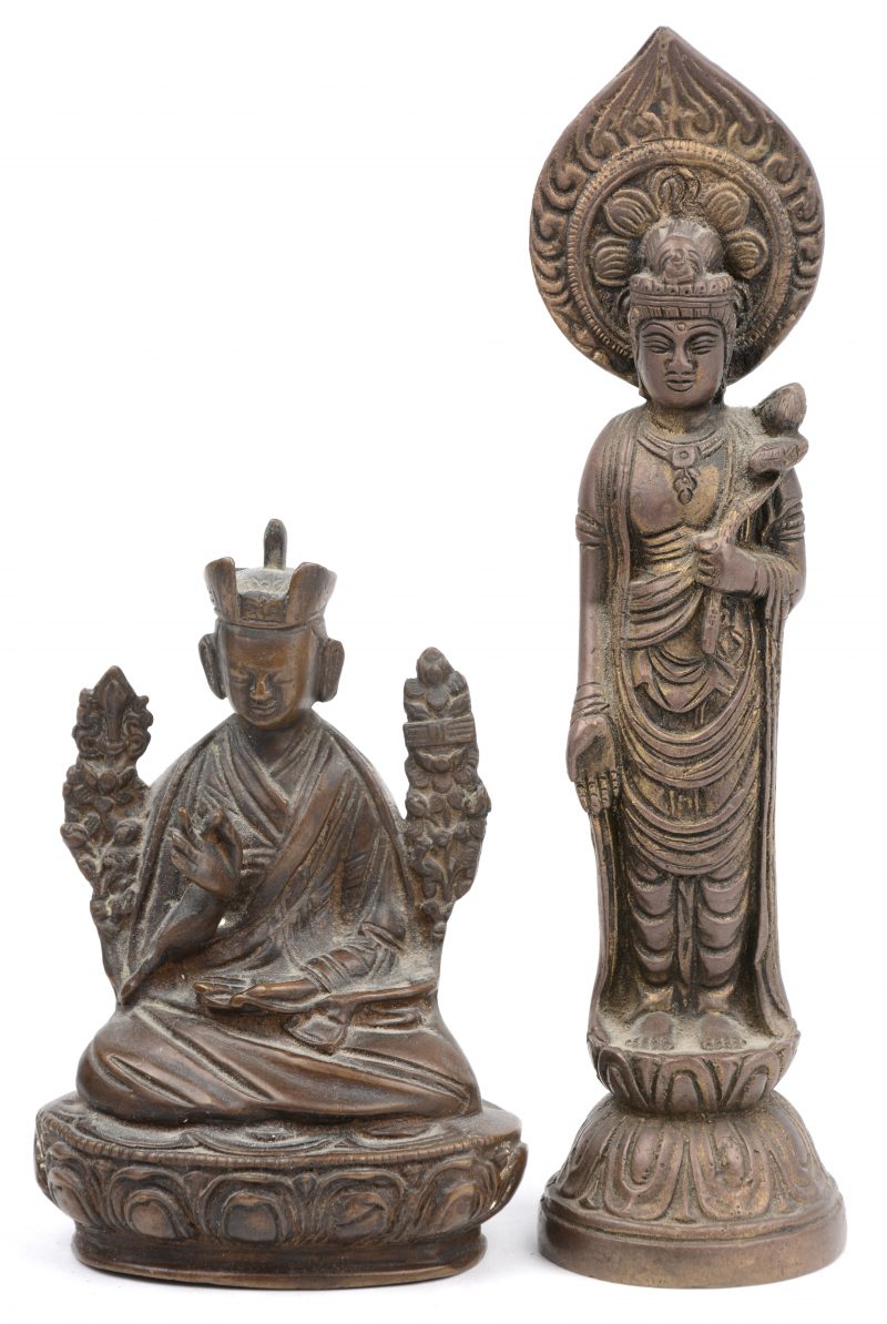 Een Guan Yin en een zittende Boeddha van brons.