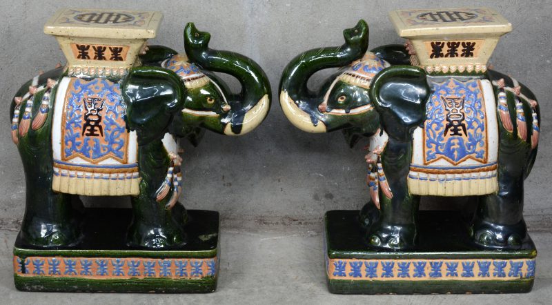 Een paar Chinese stoeltjes/ piedestals van meerkleurig Chinees aardewerk in de vorm van olifanten.