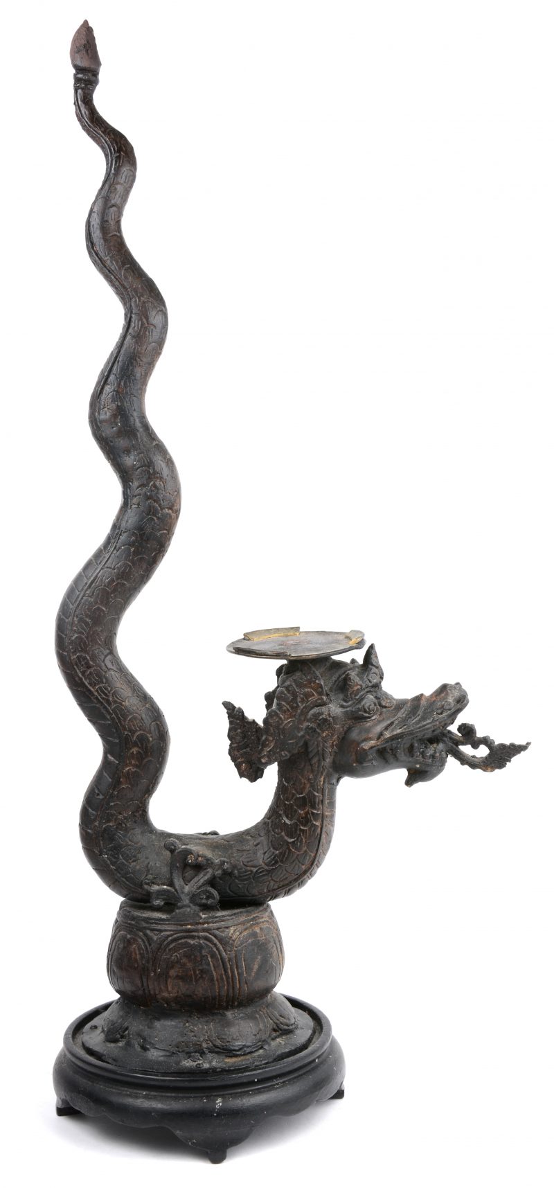 Een bronzen Naga op houten voet. Met houder op de kop.