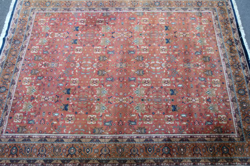 Een handgeknoopt Indisch wollen tapijt.