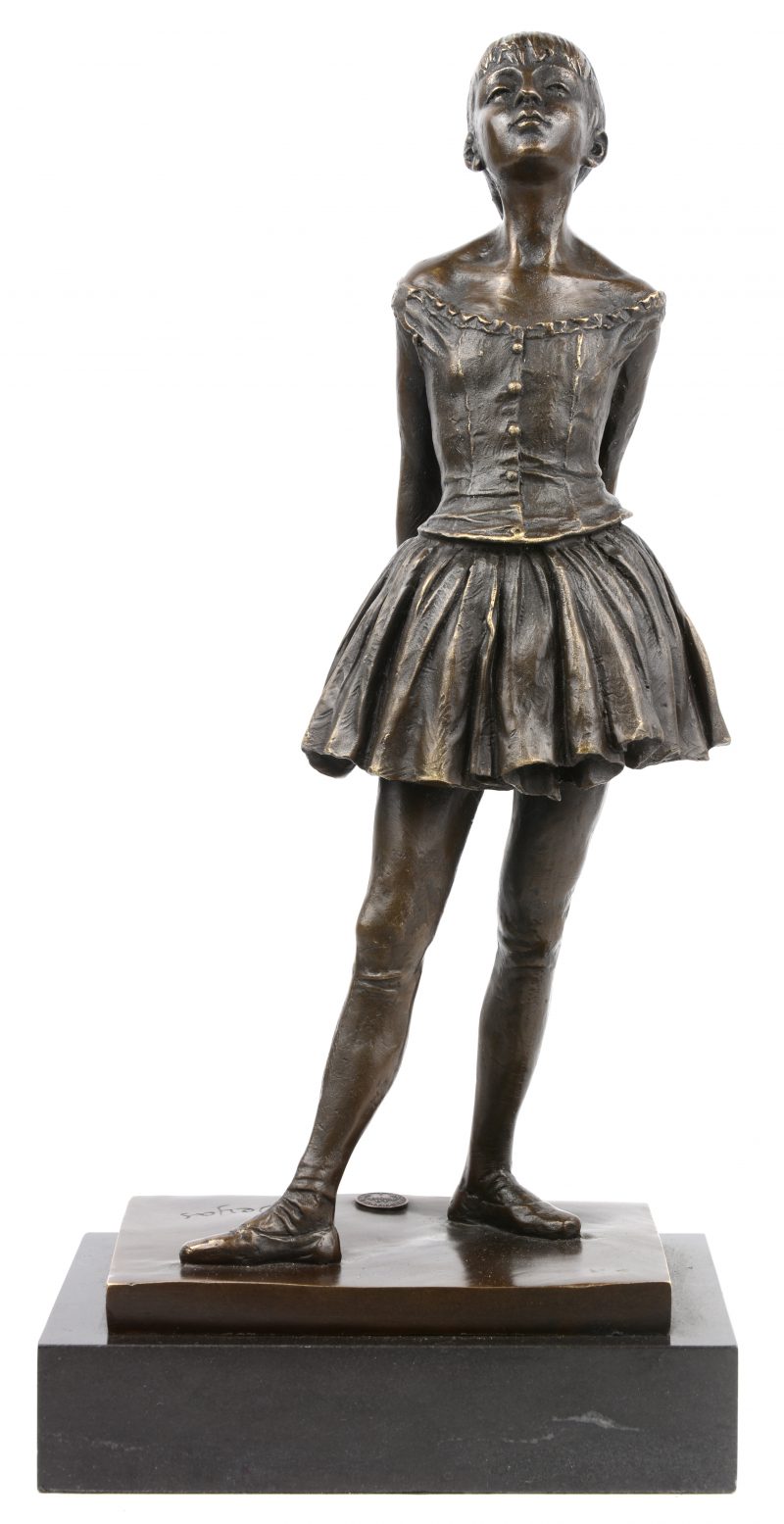 “Kleine danseres”. Een bronzen beeld naar een werk van Degas. Op arduinen sokkel.